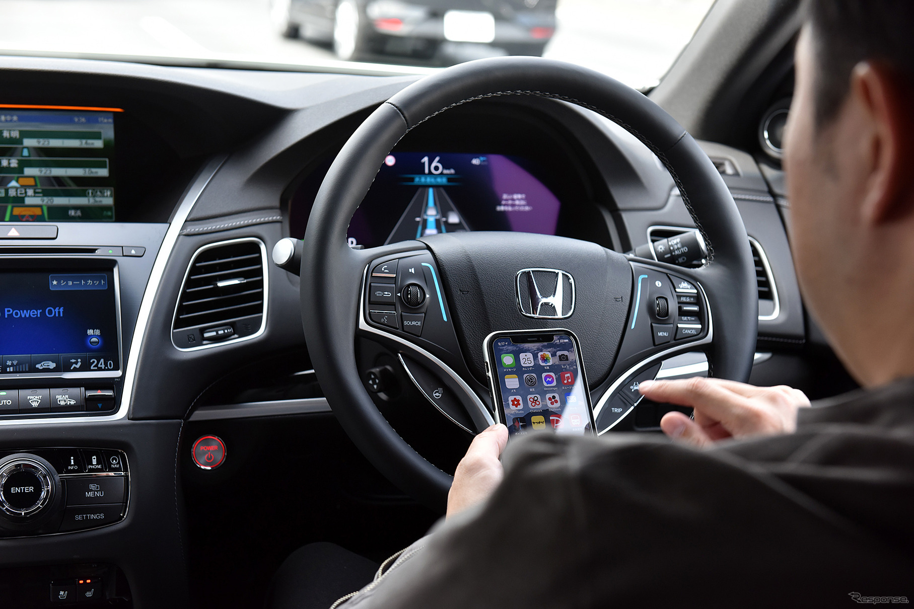 市販車として初めて「レベル3」自動運転を実現したホンダ レジェンド。写真は渋滞での自動運転中にスマートフォンを使用している。