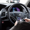 市販車として初めて「レベル3」自動運転を実現したホンダ レジェンド。写真は渋滞での自動運転中にスマートフォンを使用している。